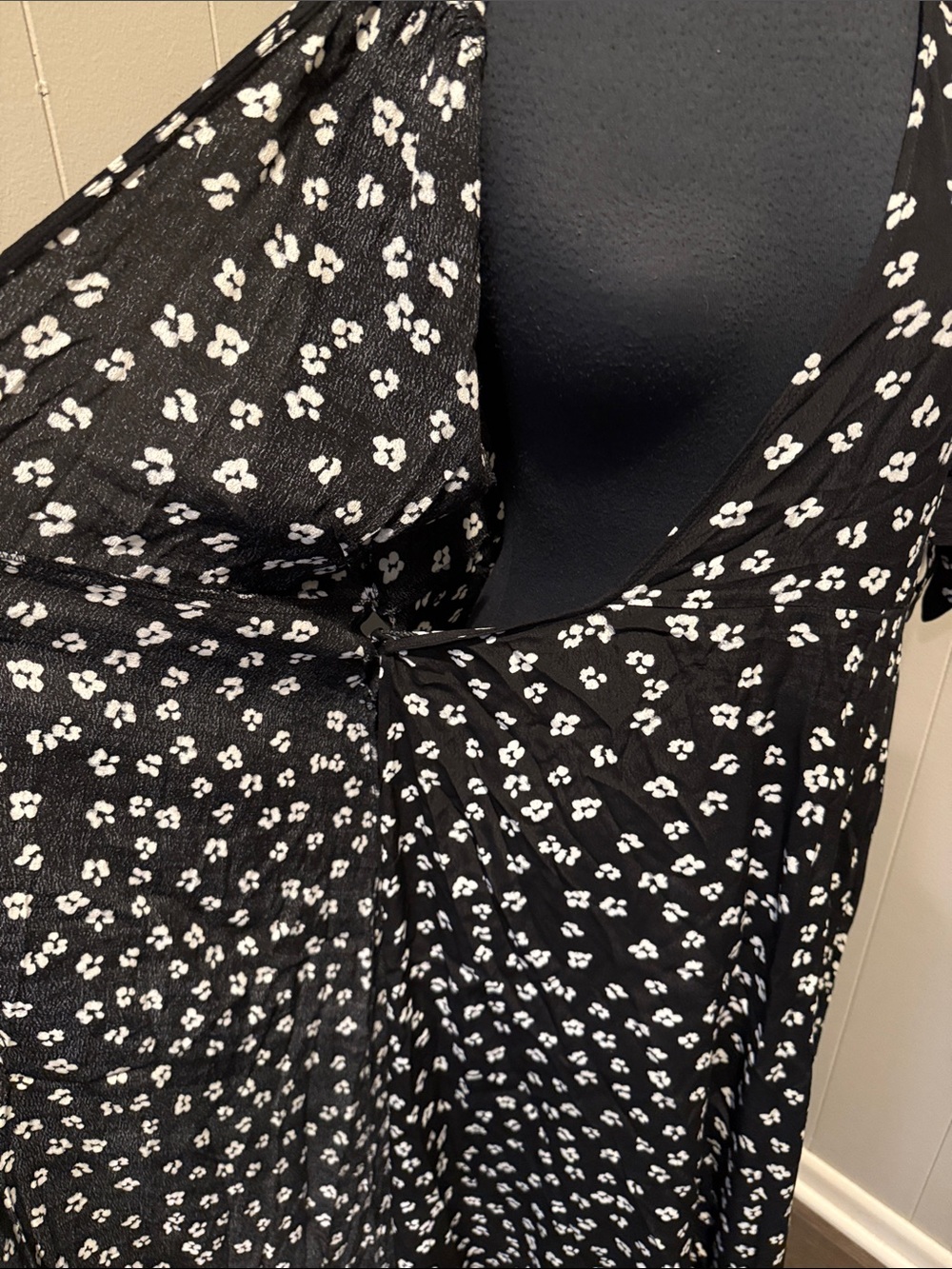 B45 Seraphine Women’s 8 Black and White Floral Wrap Maxi - Picture 6 of 8